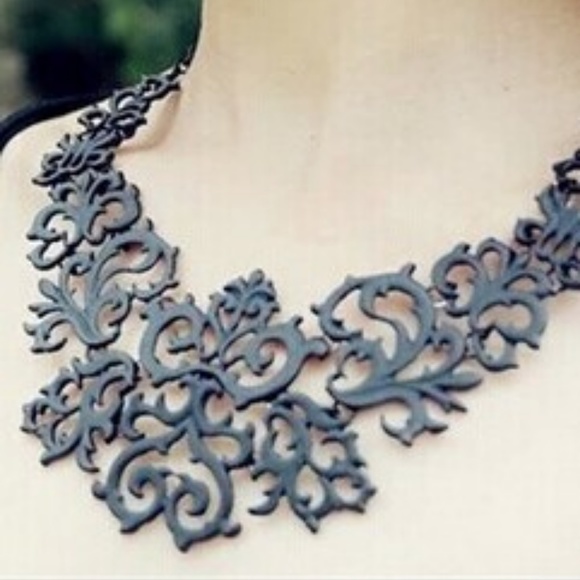 Jewelry - Black metal lace necklace